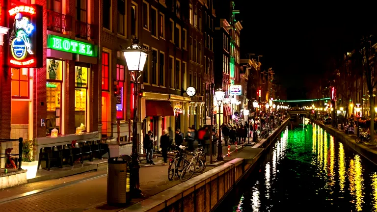 Best Time to Visit Red Light District in Amsterdam